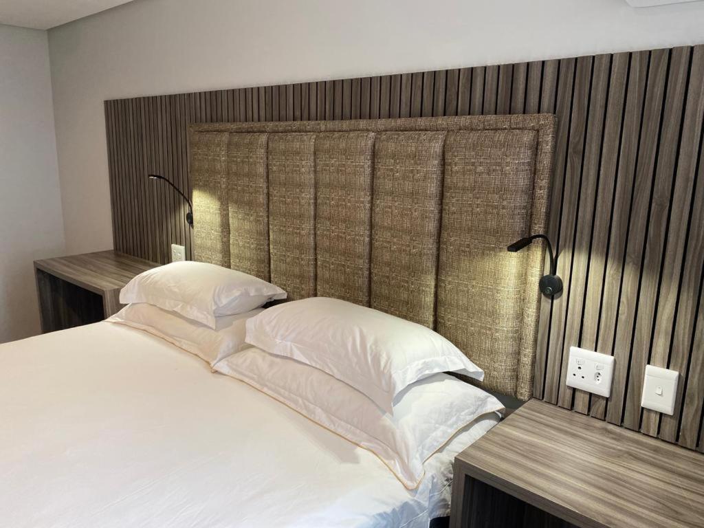 Zar Hotel Amanzimtoti Bagian luar foto
